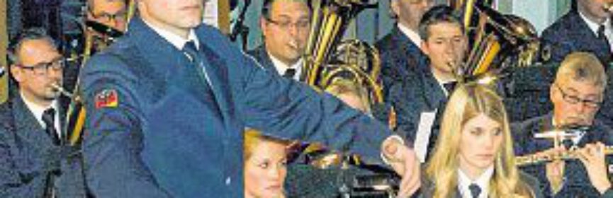 Legte beim Jahreskonzert eine beeindruckende Premiere hin: Andreas Reuber, neuer Hauptmusikzugführer beim Feuerwehrmusikzug Olpe.
