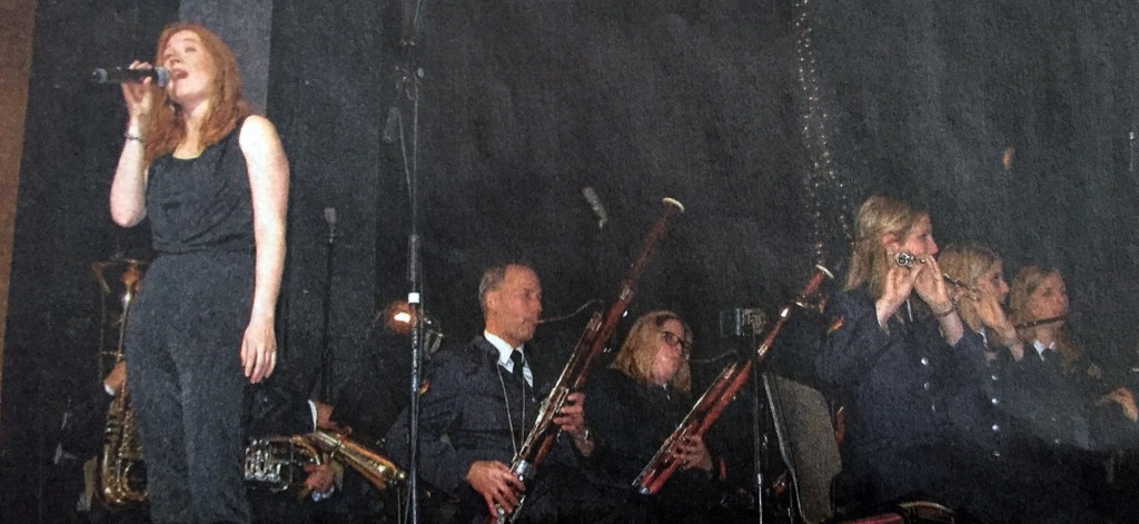 Sopranistin Kristin Hecken glänzte mit ihrer Stimme beim Konzert in der Stadthalle Olpe. Rechts daneben Fagottist und Moderator Martin Kretschmer.