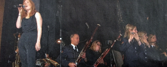 Sopranistin Kristin Hecken glänzte mit ihrer Stimme beim Konzert in der Stadthalle Olpe. Rechts daneben Fagottist und Moderator Martin Kretschmer.