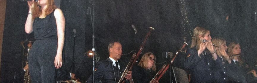 Sopranistin Kristin Hecken glänzte mit ihrer Stimme beim Konzert in der Stadthalle Olpe. Rechts daneben Fagottist und Moderator Martin Kretschmer.