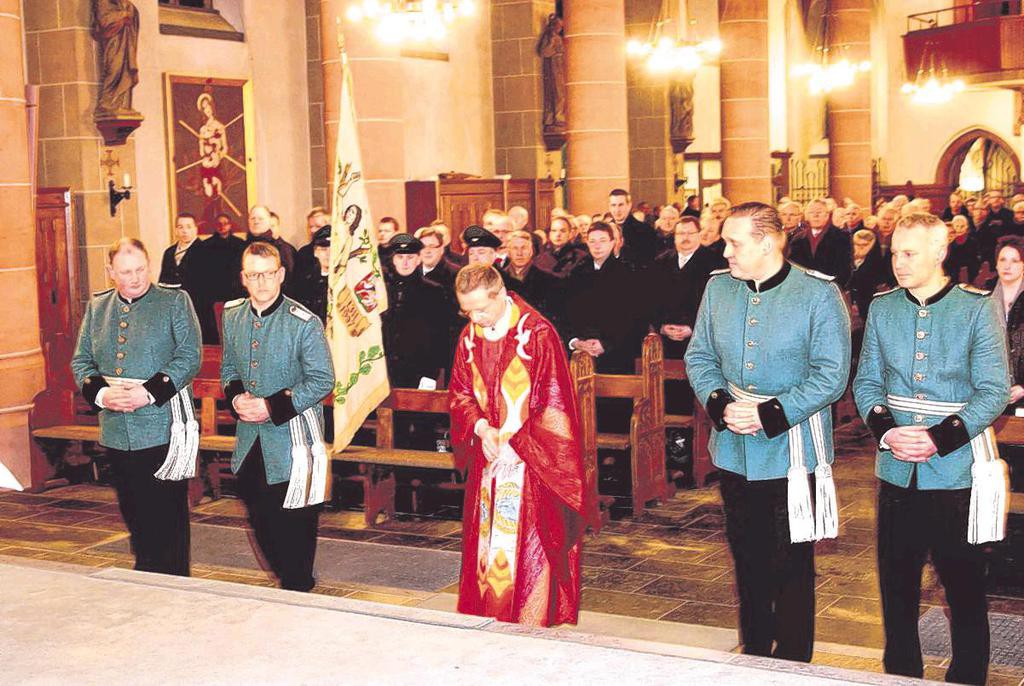 Foto der St. Sebastianusmesse. Pfarrer Steiling mit Offizieren des Schützenvereins.