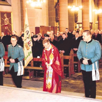 Foto der St. Sebastianusmesse. Pfarrer Steiling mit Offizieren des Schützenvereins.