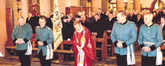 Foto der St. Sebastianusmesse. Pfarrer Steiling mit Offizieren des Schützenvereins.