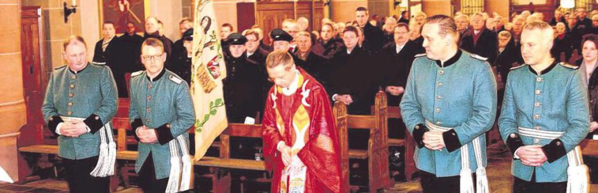 Foto der St. Sebastianusmesse. Pfarrer Steiling mit Offizieren des Schützenvereins.