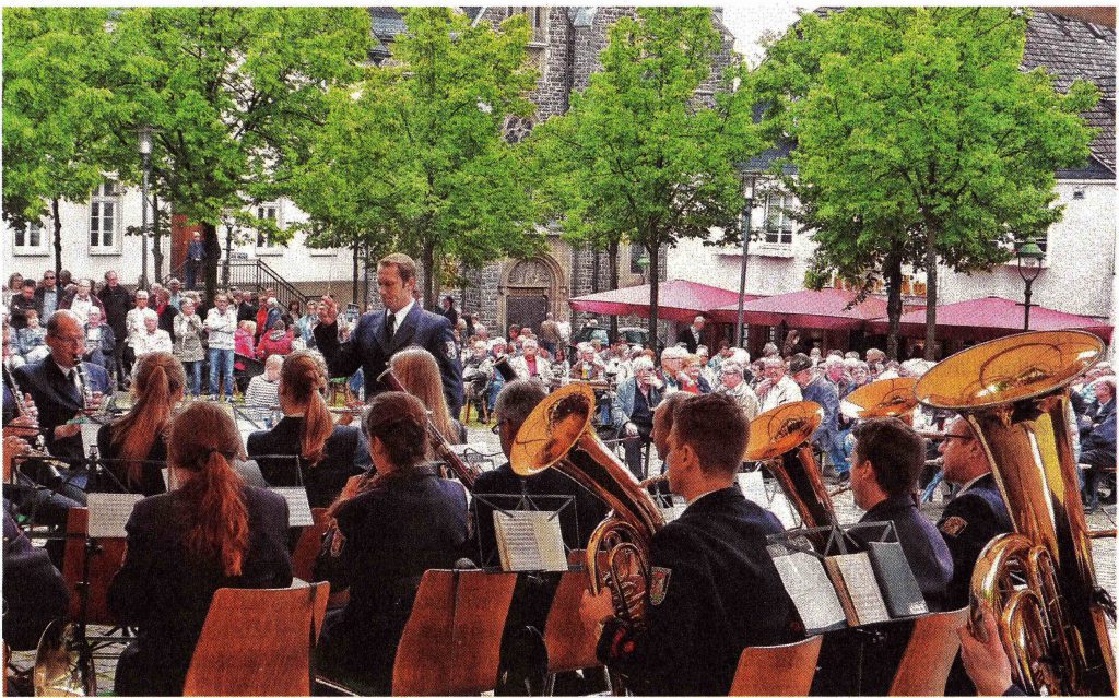 Der Musikzug der Feuerwehr Olpe schenkt mit der Marschrevue auf dem Olper Marktplatz den zahlreichen ZUhörem einen besonderen musikalischen Nachmittag.