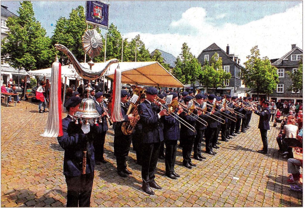 In Reih und Glied spielte der Musikzug als erstes Stück den "Coburger", bevor die Musiker unter dem Schutzdach Platz nahmen und das Konzert fortsetzten. 