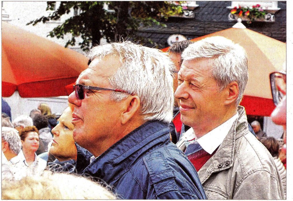 Friedel Schulte und Gerhard Reuber auf dem Marktplatz,