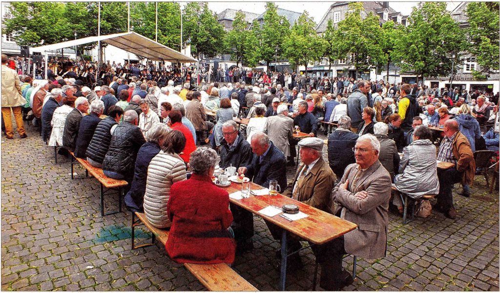 Während der Marschrevue ist der Marktplatz gut besucht.