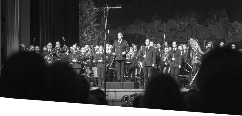 Dirigent Andreas Reuber vor seinem Orchester: dem Musikzug der Freiwilligen Feuerwehr Olpe.