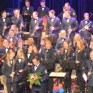 Das Orchester am Ende des Konzerts während der Blumenübergabe an Moderator, Dirigent und Solistinnen bzw. Solisten.