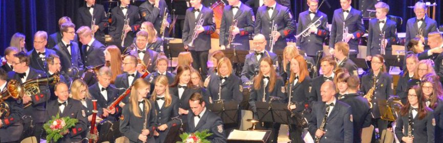 Das Orchester am Ende des Konzerts während der Blumenübergabe an Moderator, Dirigent und Solistinnen bzw. Solisten.