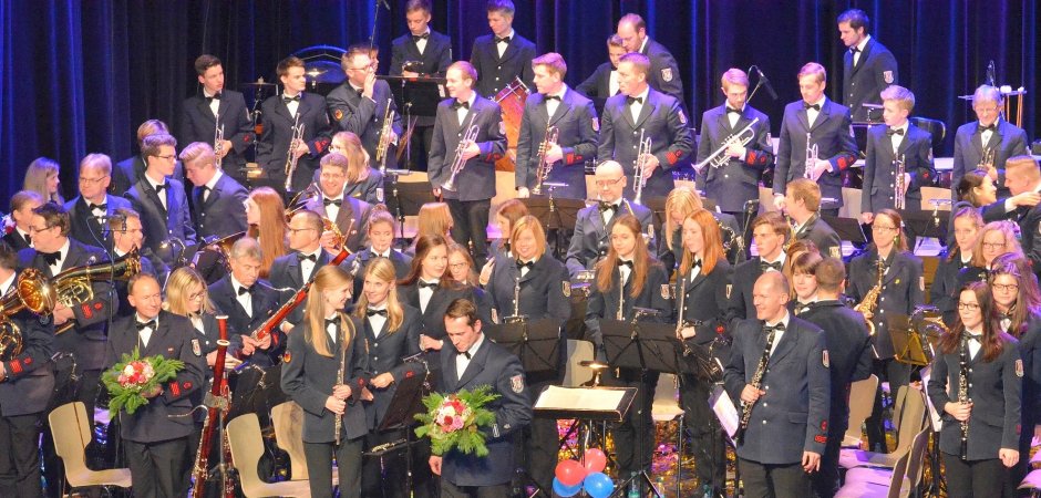 Das Orchester am Ende des Konzerts während der Blumenübergabe an Moderator, Dirigent und Solistinnen bzw. Solisten.