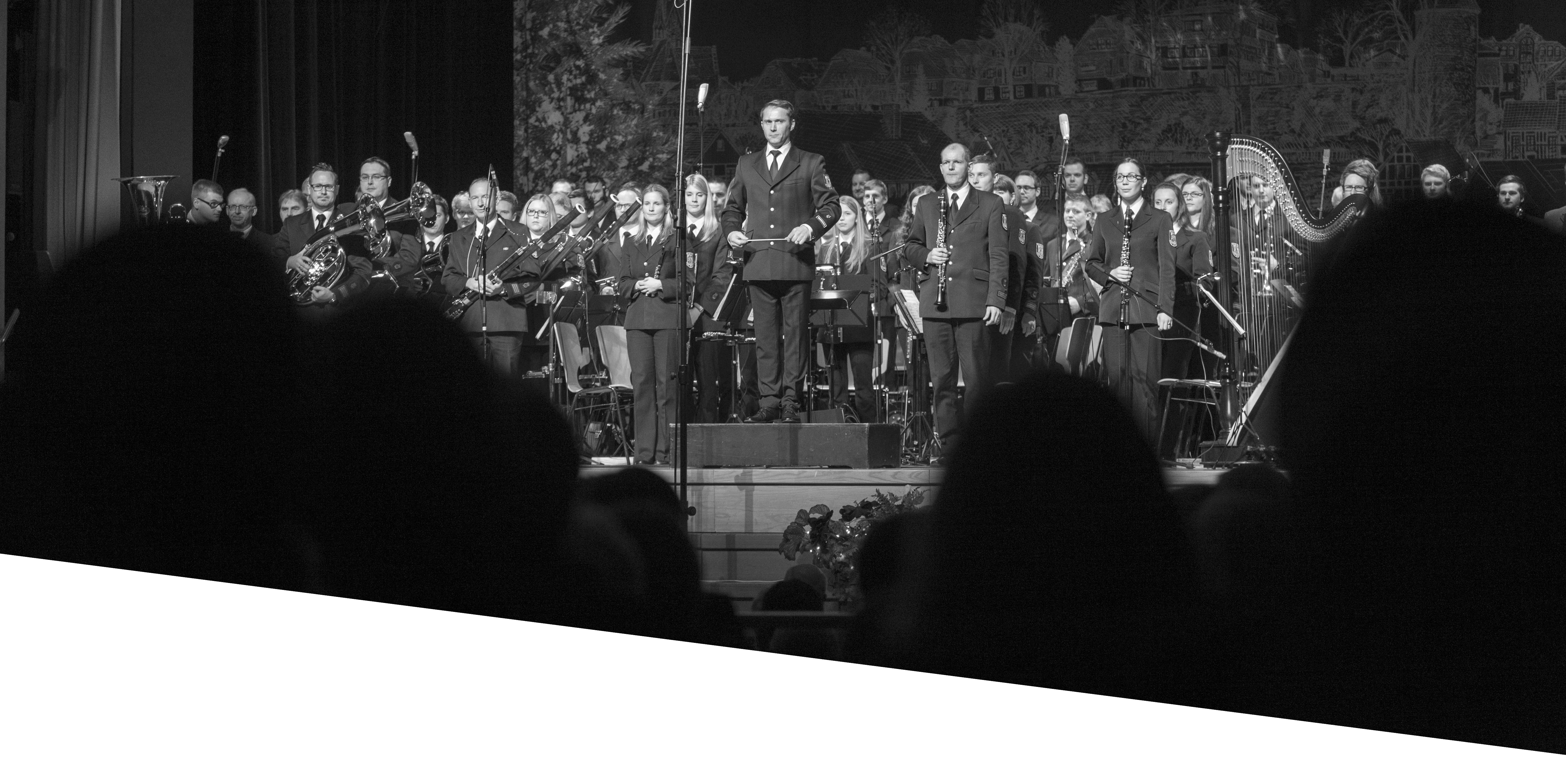 Orchester stehend auf der Bühne.