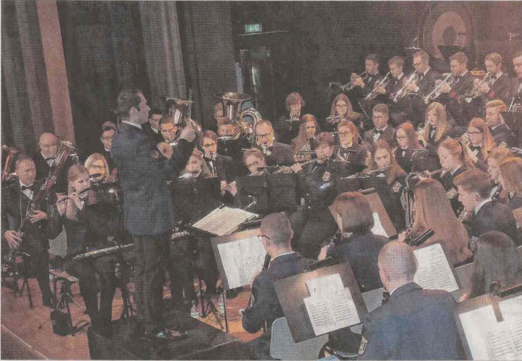 Dirigent Andreas Reuber und Orchester von rechter Seite fotografiert.