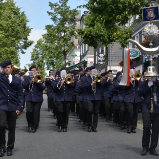 Der Musikzug Olpe marschiert entlang des Olper Marktplatzes