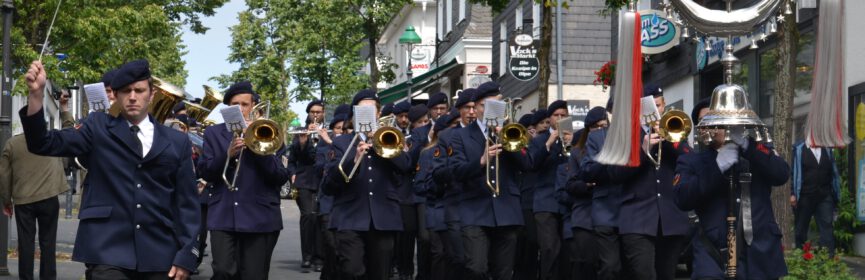 Der Musikzug Olpe marschiert entlang des Olper Marktplatzes